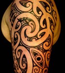 Modèle de tatouage Maori pour le bras