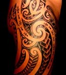 Modèle de tatouage Maori pour la cuisse