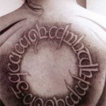 tatouage-elfique-tengwar-seigneur-des-anneaux Tatouage elfique dans le dos