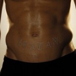 Tatouage Ibrahimovic abdos encre blanche