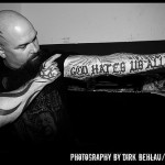 Tatouage lettres gothiques de Kerry King God hates us all