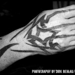 Tatouage tribal sur la main de Kerry King