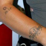 Tatouage de Pink bouton help sur le coude