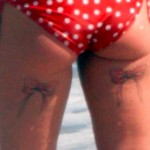 Tatouage de Pink noeuds ruban sur les fesses le haut des cuisses