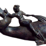 homme chevauchant un dauphin artefact celtique