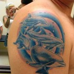 Modèle de tatouage de dauphin sur l'épaule