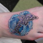 Modèle de tatouage de dauphin celtique sur le pied