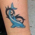 Modèle de tatouage de dauphin pour la cheville