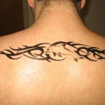 Modèle de tatouage de dauphin avec tribal