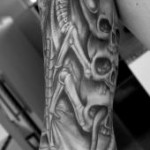 tatouage-noir-et-blanc-biomecanique-manu-tattoo Tatouage en Noir et blanc biomécanique par manu tattoo