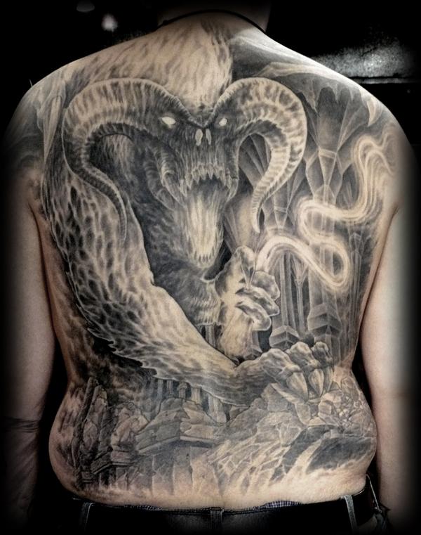 Tatouage en Noir et blanc par Nicko de metal ink tattoo