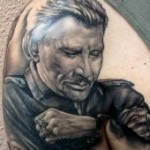 tatouage-noir-et-blanc-portrait-johnny-manu-tattoo Tatouage portrait en Noir et blanc de Johnny Hallyday par Manu tattoo