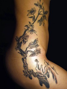 Tatouage sur la hanche d'un cerisier japonais en fleurs