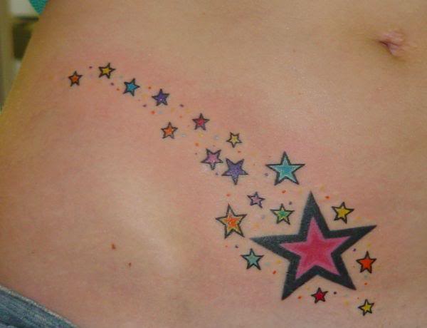 tatouage detoiles colores sur la hanche