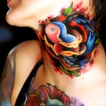 Tatouage d'hirondelle old school dans le cou Tatouage d'hirondelle old school dans le cou