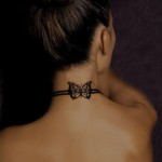 Faux tatouage de collier papillon dans le cou Faux tatouage de collier papillon dans le cou