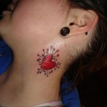 Tatouage de coeur dans le cou pour femme Tatouage de coeur dans le cou pour femme