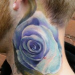 Tatouage de fleur en couleur sur le cou Tatouage de fleur en couleur sur le cou