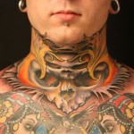 Tatouage sur tout le cou et la poitrine Tatouage sur tout le cou et la poitrine