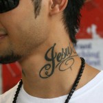 Tatouage de prénom Jesus dans le cou Tatouage de prénom Jesus dans le cou