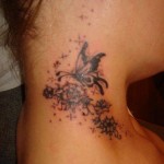 Modèle de tatouage de papillon dans le cou Modèle de tatouage de papillon dans le cou