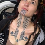Tatouage tribal maori féminin dans le cou Tatouage tribal maori féminin dans le cou