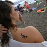 Tatouage d'étoiles sur l'épaule Tatouage d'étoiles sur l'épaule