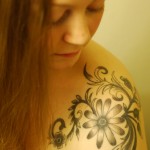 Tatouage de fleur sur l'épaule Tatouage de fleur sur l'épaule