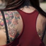 Tatouage de fleurs sur l'épaule Tatouage de fleurs sur l'épaule