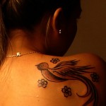 Tatouage d'oiseau et étoiles sur les épaules Tatouage d'oiseau et étoiles sur les épaules