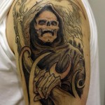 tatouage de faucheuse sur l'épaule tatouage de faucheuse sur l'épaule