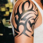 tatouage tribal sur l'épaule pour homme tatouage tribal sur l'épaule pour homme
