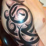 tatouage tribal sur l'épaule et le bras pour homme tatouage tribal sur l'épaule et le bras pour homme