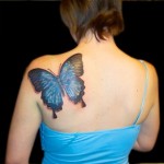 tatouage de papillon sur l'épaule tatouage de papillon sur l'épaule