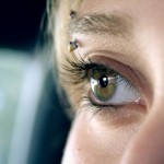 Piercing à l'arcade sourcilière pour femme