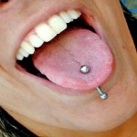 Piercing sur la langue pour homme