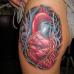 Tatouage de coeur sur la cuisse Tatouage de coeur sur la cuisse
