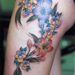 Tatouage de fleurs sur la cuisse Tatouage de fleurs sur la cuisse
