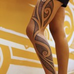 Tatouage polynésien sur la cuisse et la jambe Tatouage polynésien sur la cuisse et la jambe