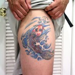 Tatouage de carpe japonaise sur la cuisse Tatouage de carpe japonaise sur la cuisse
