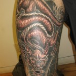 Tatouage de dragon sur la cuisse Tatouage de dragon sur la cuisse