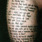 Tatouage sur la cuisse original avec texte manuscrit Tatouage sur la cuisse original avec texte manuscrit