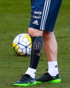 tatouage sur la jambe de Lionel Messi