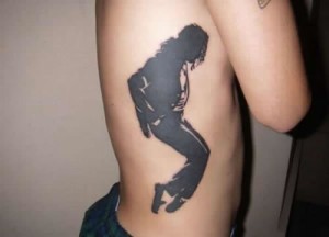 Tatouage de Michael Jackson sur la hanche