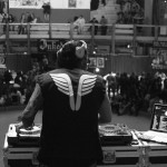 Le DJ du tattoo art fest trône sur la salle