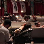 Tatoueurs au travail