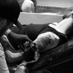 Tatto en cours sur l'épaule