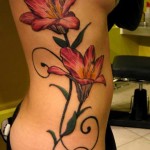 Tatouage de fleurs sur la hanche d'une femme