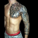 Photo de tatouage tribal : bras et épaule homme
