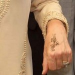 Le tatouage au henné sur la main de camilla parker bowles